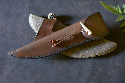 Puukko traditionnel rangé dans son étui cuir tannage végétal fermoir bois de cerf - Atelier d'Amrod