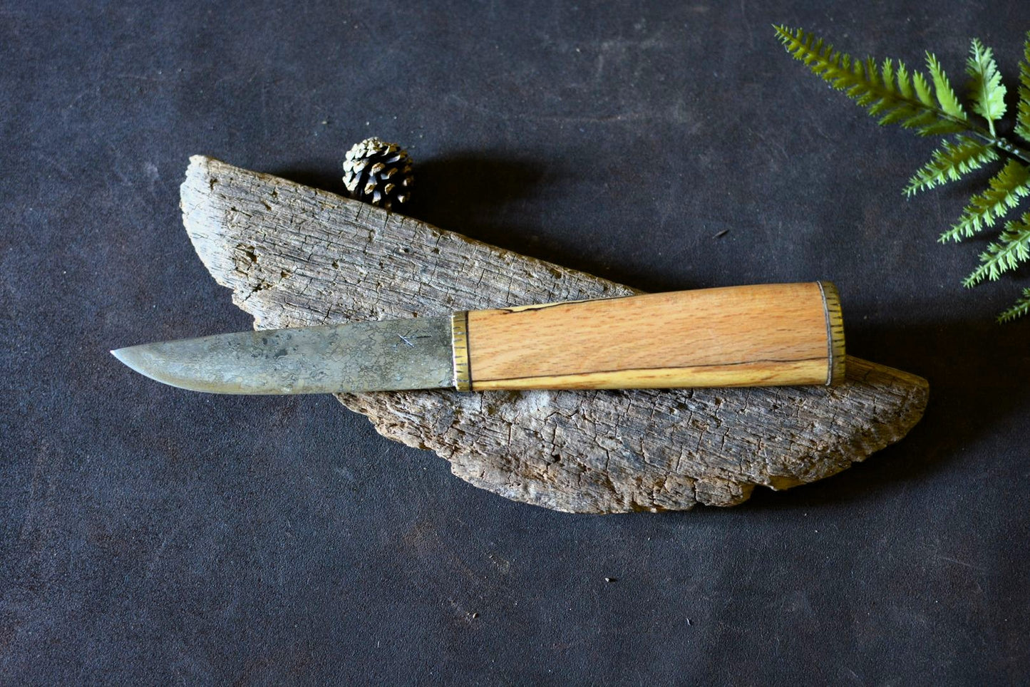 Puukko traditionnel forgé main acier C130 manche hêtre échauffé mitre laiton - vue de face - Forge Gardarson
