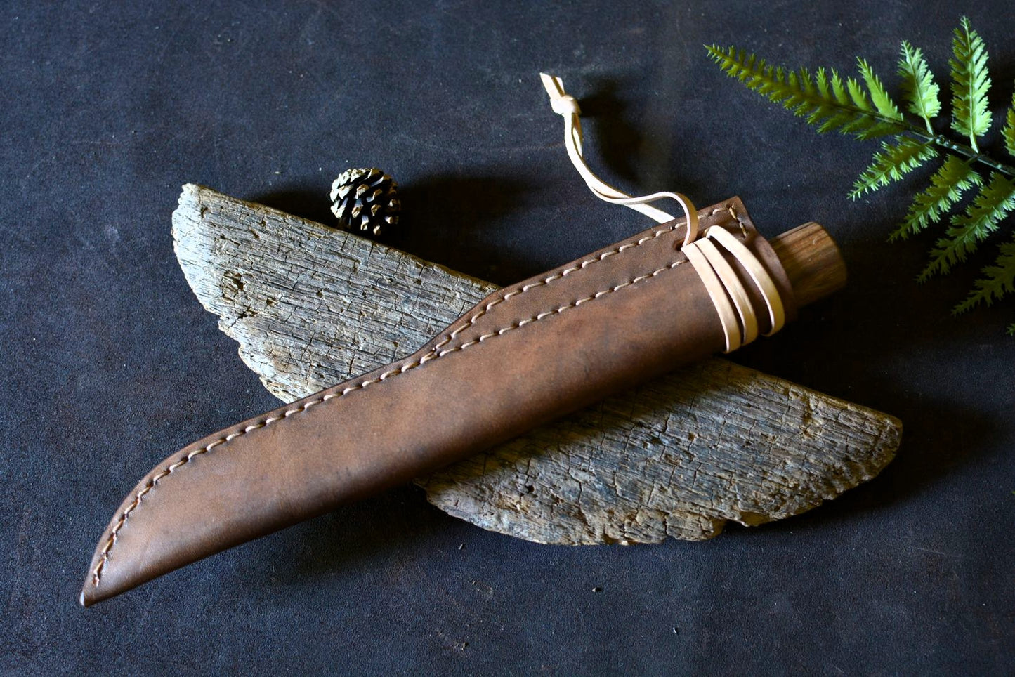 Puukko monoxyle noyer rangé dans son étui cuir sur-mesure - Atelier d'Amrod - Forge Gardarson