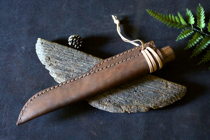 Puukko monoxyle noyer rangé dans son étui cuir sur-mesure - Atelier d'Amrod - Forge Gardarson