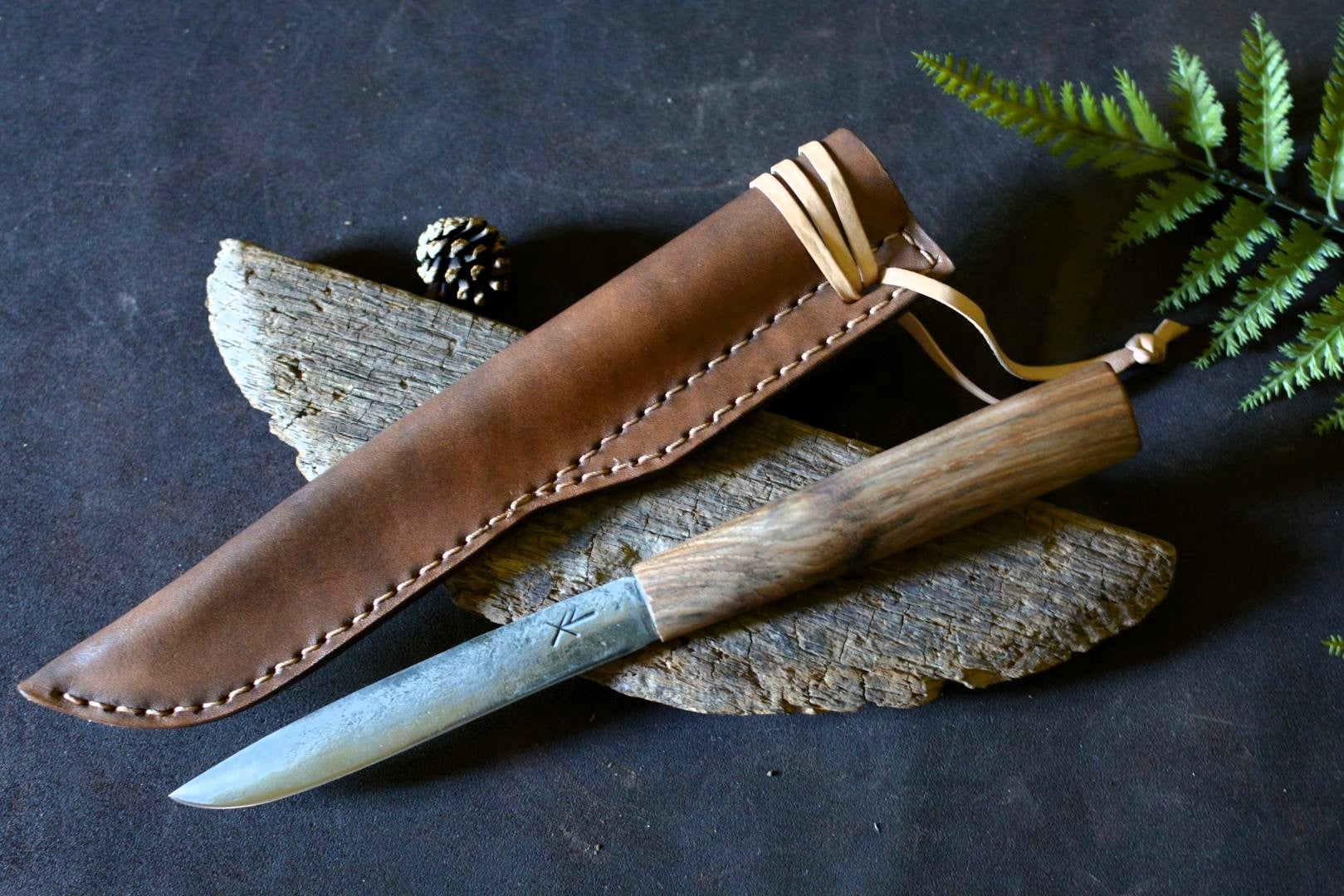 Puukko monoxyle forgé main acier XC75 manche noyer avec étui cuir sur-mesure - vue de face - Forge Gardarson
