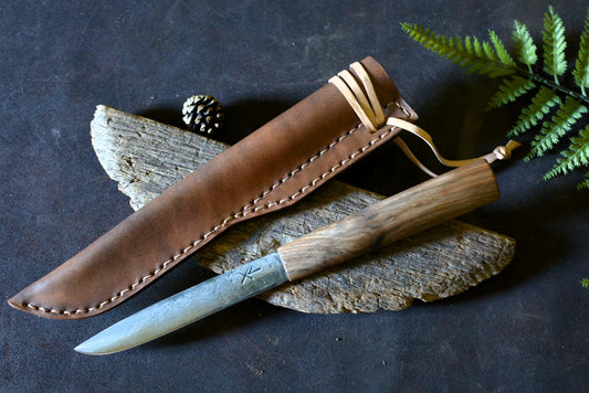 Puukko monoxyle forgé main acier XC75 manche noyer avec étui cuir sur-mesure - vue de face - Forge Gardarson
