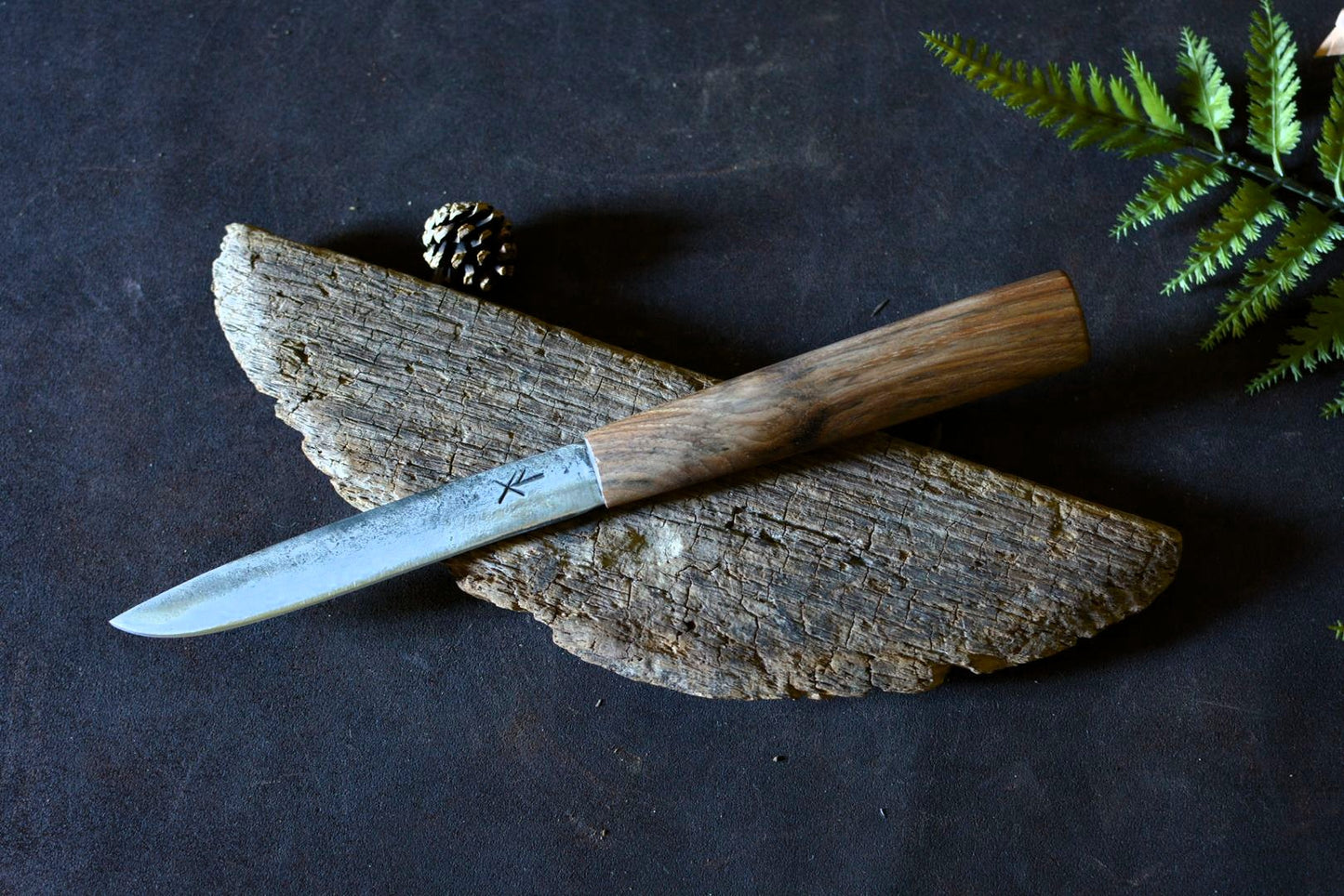 Couteau puukko monoxyle noyer forgé main acier XC75 lame 12cm - vue de face - Forge Gardarson