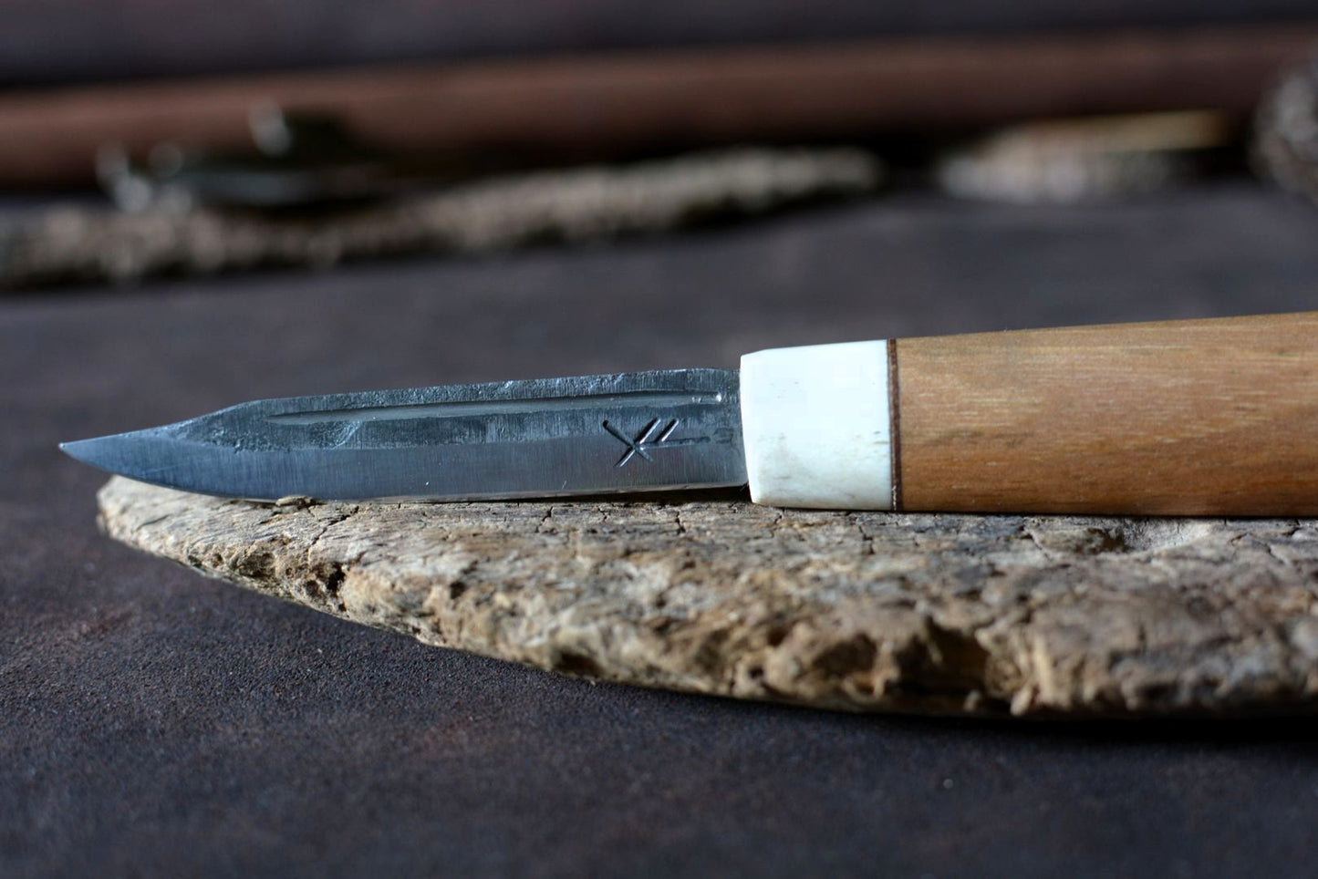 Détail lame forgée acier carbone et manche noyer avec mitre bois de cerf