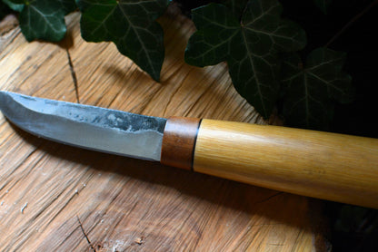 Détail du manche en charme et noyer et lame avec brut de forge
