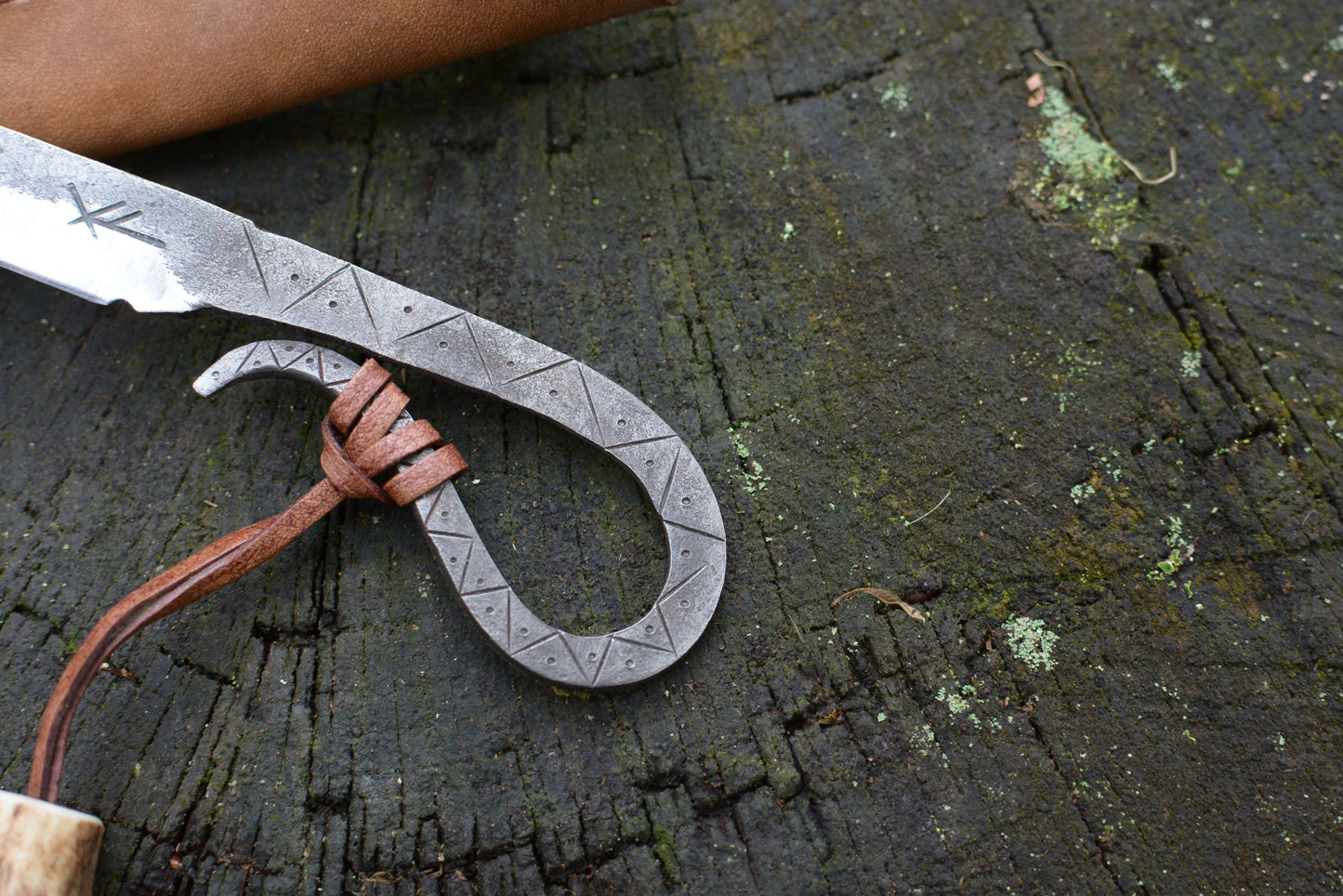 Détail manche tout acier gravures primitives et lien cuir bois de cerf - couteau celte artisanal Forge Gardarson