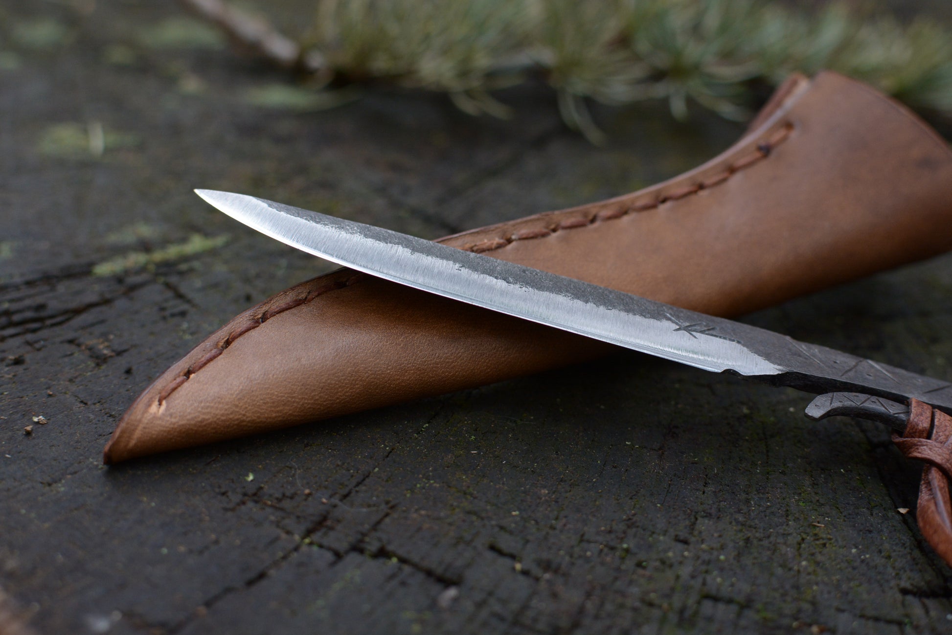 Détail lame acier carbone forgée main - petit couteau celte artisanal Forge Gardarson