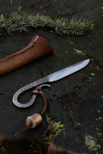 Petit couteau celte forgé main tout acier gravures primitives avec étui cuir - vue de face sur souche de bois - Forge Gardarson