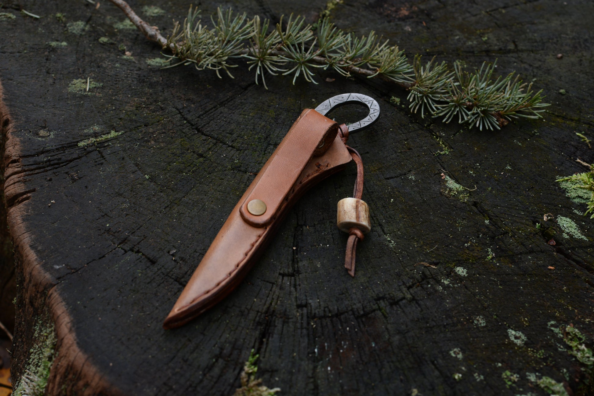 Détail lame acier carbone forgée main - petit couteau celte artisanal Forge Gardarson
Petit couteau celte forgé main rangé dans son étui cuir tannage végétal - 