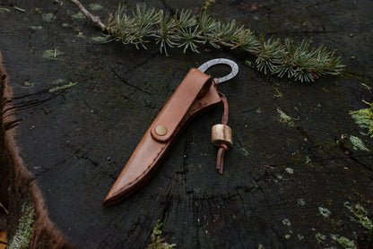 Détail lame acier carbone forgée main - petit couteau celte artisanal Forge Gardarson
Petit couteau celte forgé main rangé dans son étui cuir tannage végétal - 