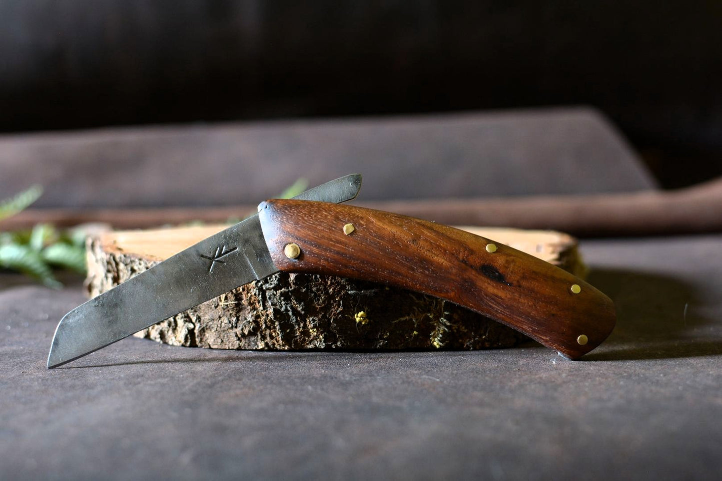 L'Andégave couteau pliant Forge Gardarson – partiellement déplié, pièce unique