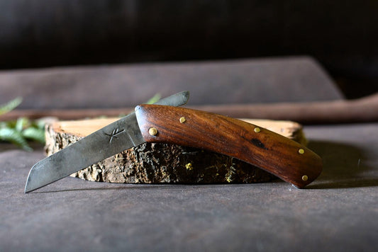 L'Andégave couteau pliant Forge Gardarson – partiellement déplié, pièce unique