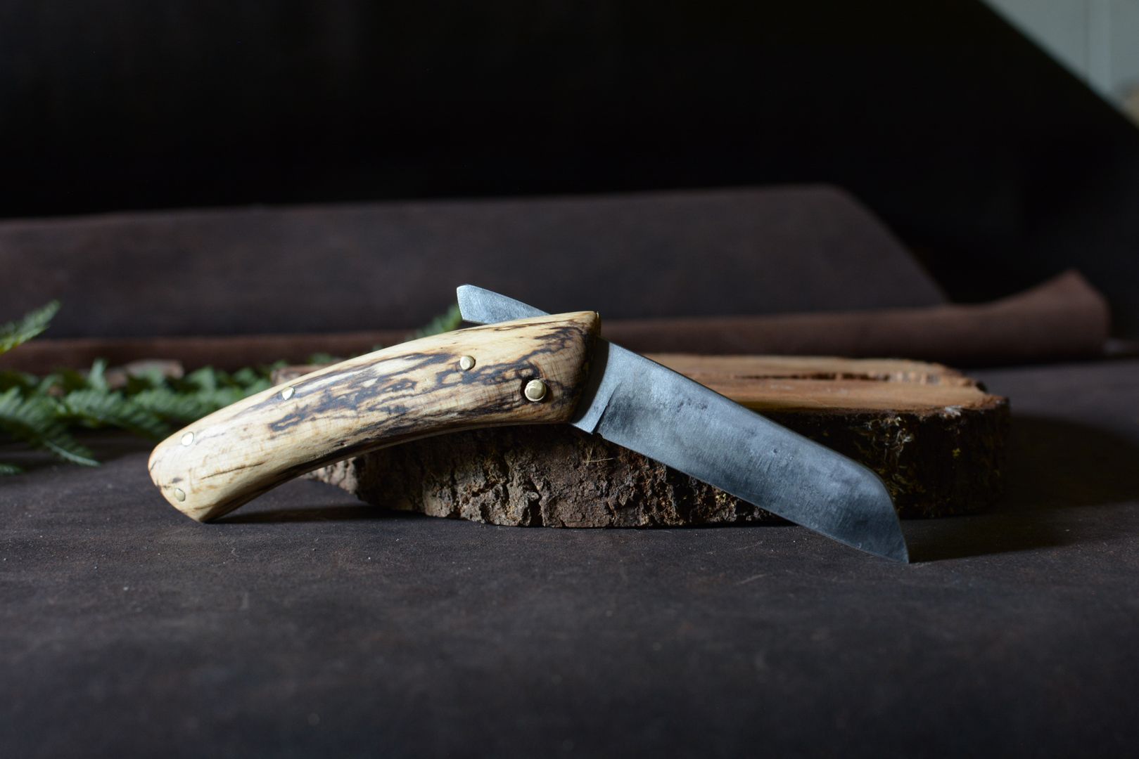 L'Andégave couteau pliant Forge Gardarson – partiellement déplié, pièce unique plaquettes hêtre échauffé