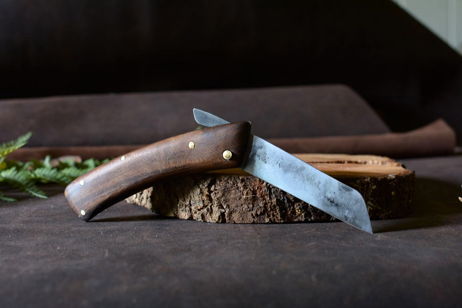 L'Andégave couteau pliant Forge Gardarson – partiellement déplié, pièce unique plaquettes cytise centenaire