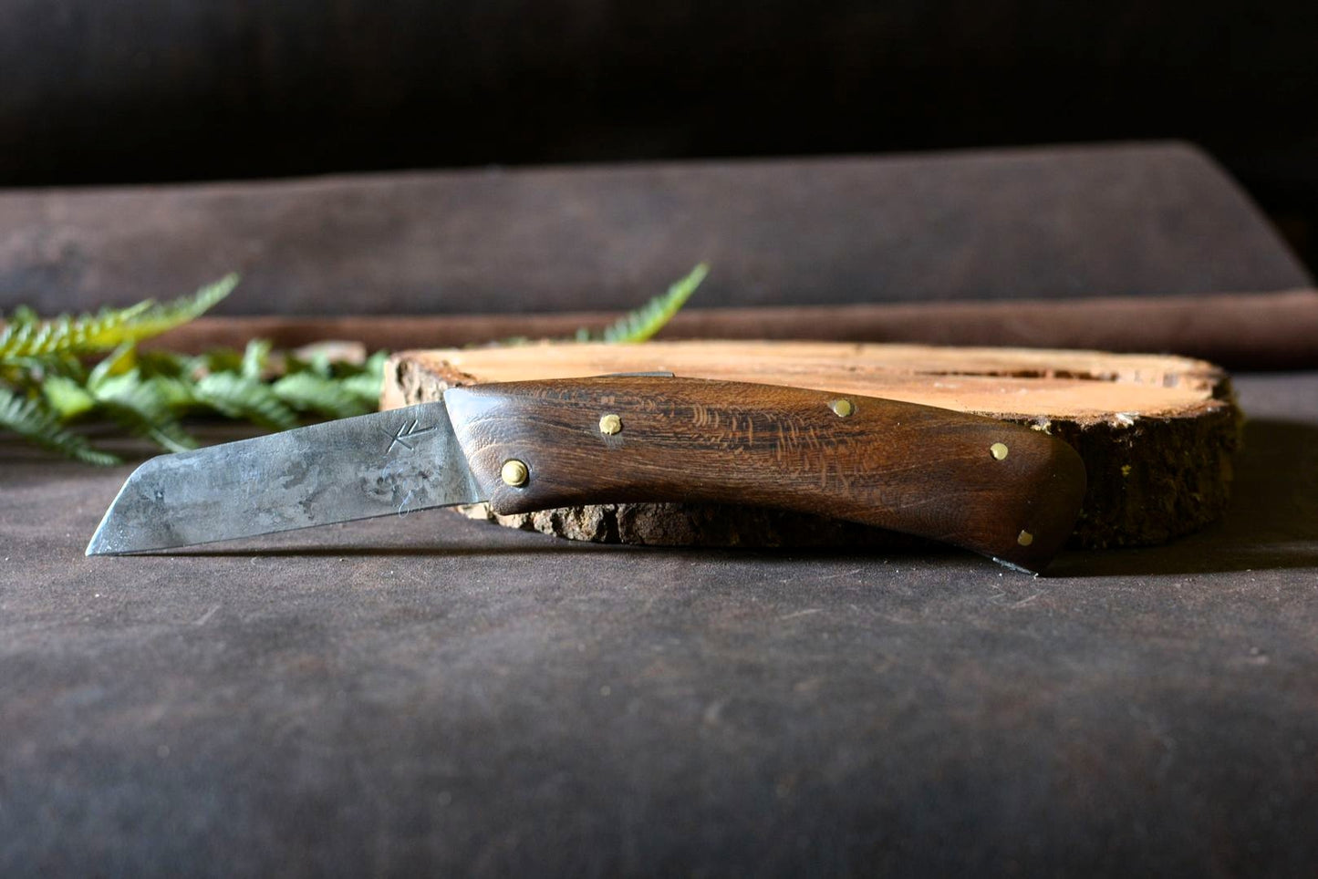 Couteau pliant Andégave totalement déplié – lame pied de mouton acier XC75 et cytise centenaire