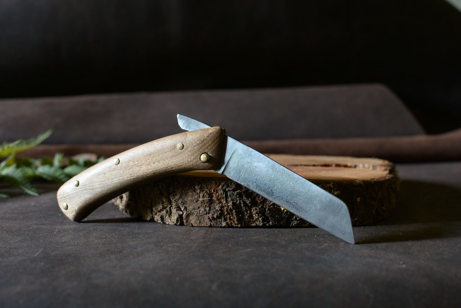 L'Andégave couteau pliant Forge Gardarson – partiellement déplié, pièce unique plaquettes noyer