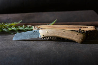 Couteau pliant Andégave totalement déplié – lame pied de mouton acier XC75 et noyer