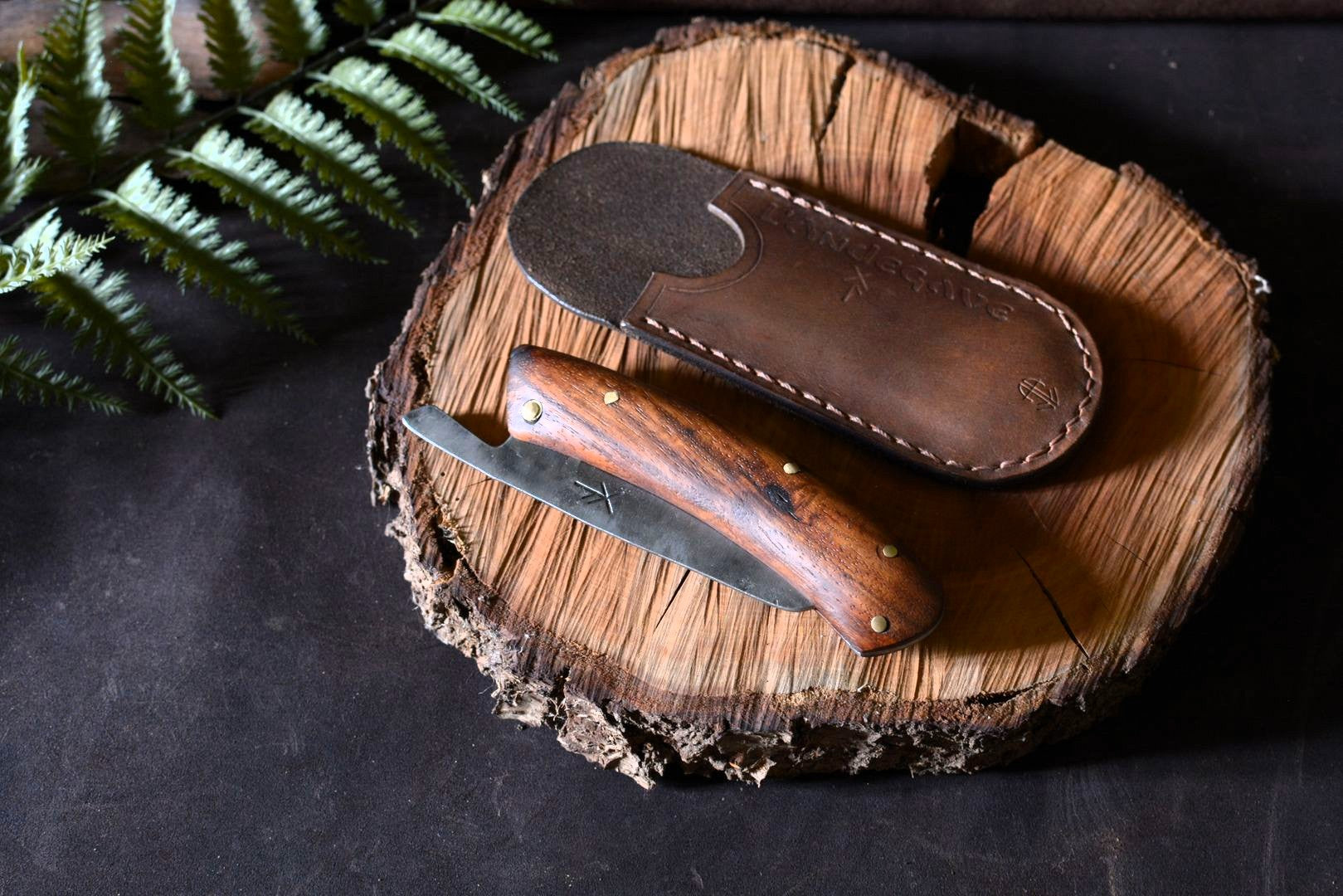 Couteau pliant Andégave avec sa pochette en cuir tannage végétal – Atelier d'Amrod