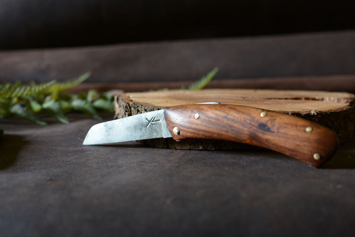 Couteau pliant Andégave totalement déplié – lame pied de mouton acier XC75 et palissandre