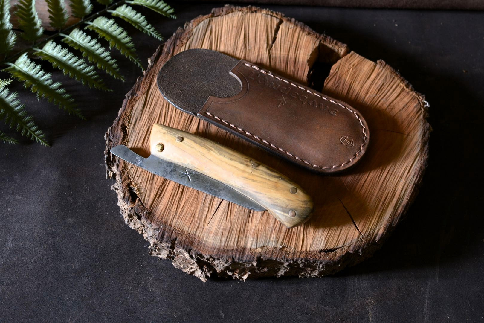Couteau pliant Andégave avec sa pochette en cuir tannage végétal – Atelier d'Amrod