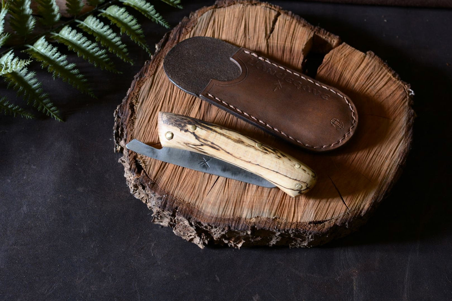Couteau pliant Andégave avec sa pochette en cuir tannage végétal – Atelier d'Amrod