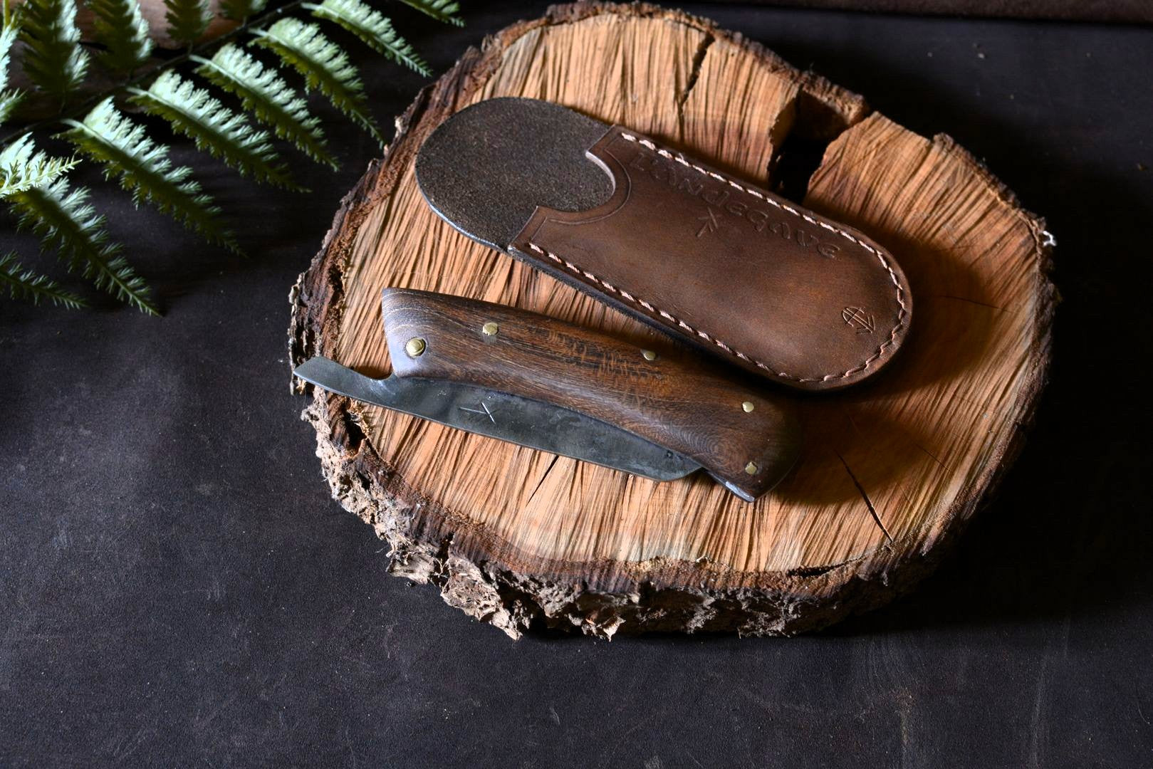 Couteau pliant Andégave avec sa pochette en cuir tannage végétal – Atelier d'Amrod