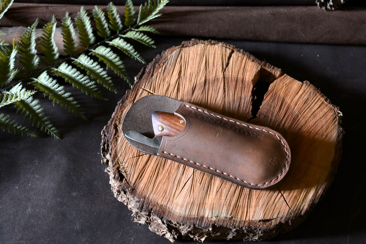 L'Andégave rangé dans sa pochette cuir – protection et transport