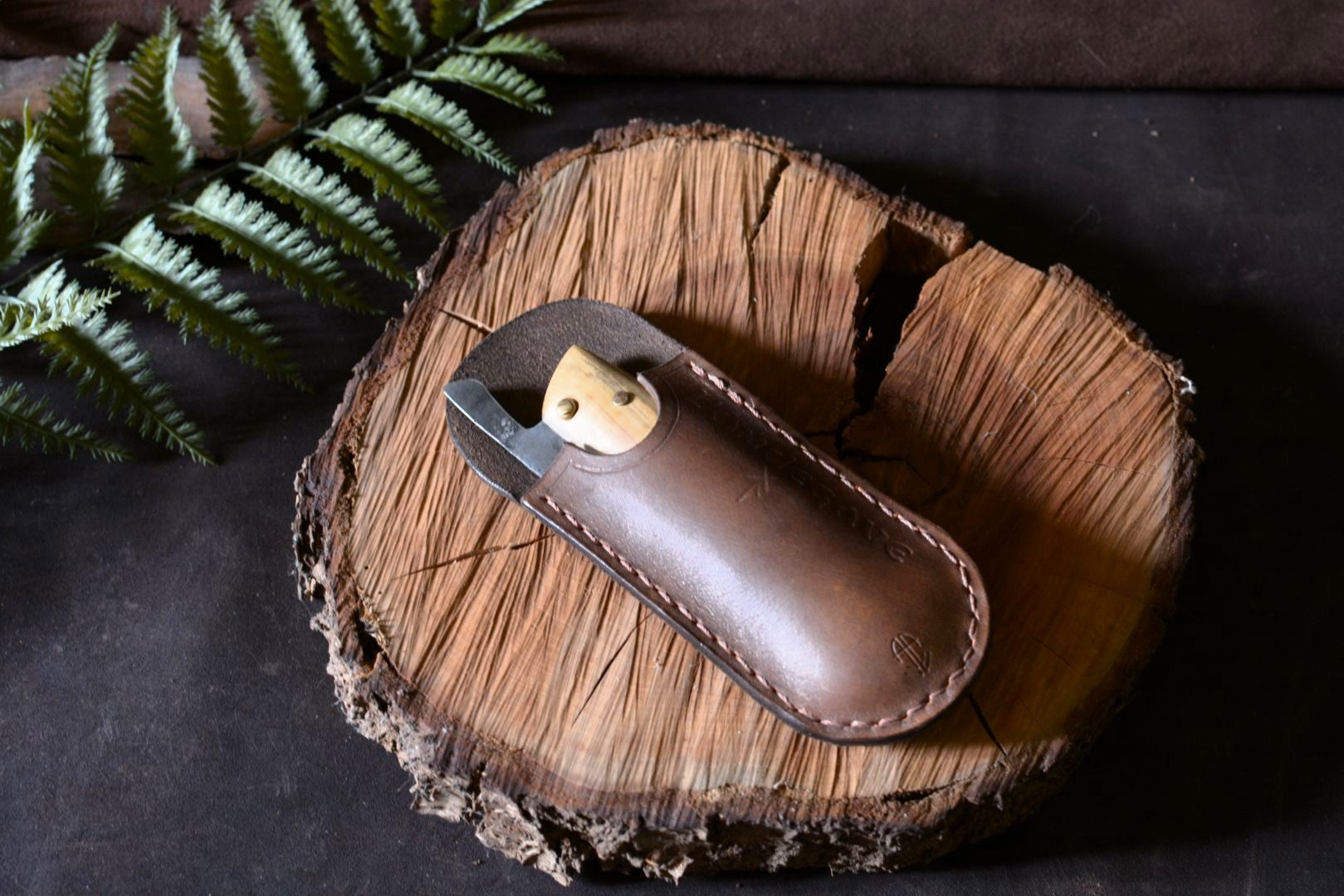 L'Andégave rangé dans sa pochette cuir – protection et transport