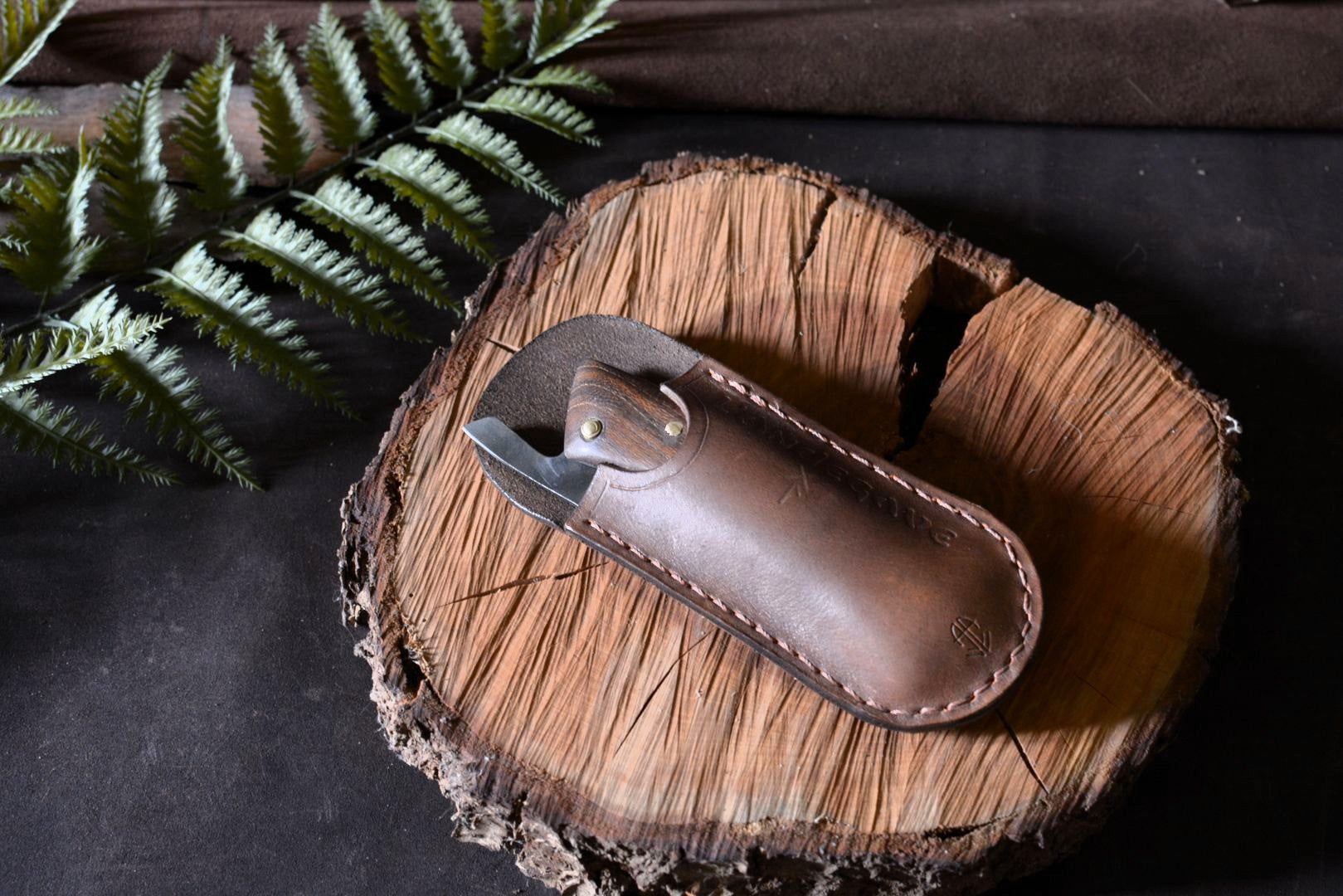 Couteau pliant Andégave dans sa pochette en cuir tannage végétal – Atelier d'Amrod
