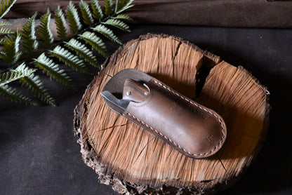 Couteau pliant Andégave dans sa pochette en cuir tannage végétal – Atelier d'Amrod