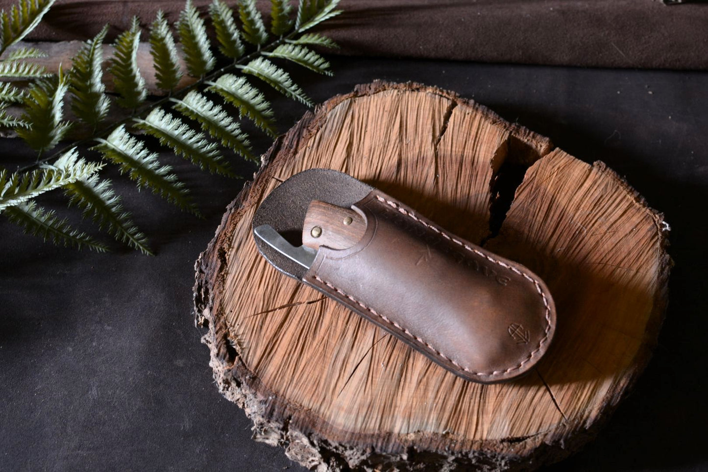 L''Andégave rangé dans sa pochette cuir – protection et transport