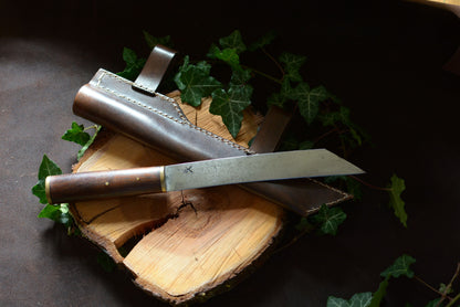 Scramasaxe forgé main acier XC75 manche noyer US mitre pommeau laiton - vue de face avec étui cuir tannage végétal