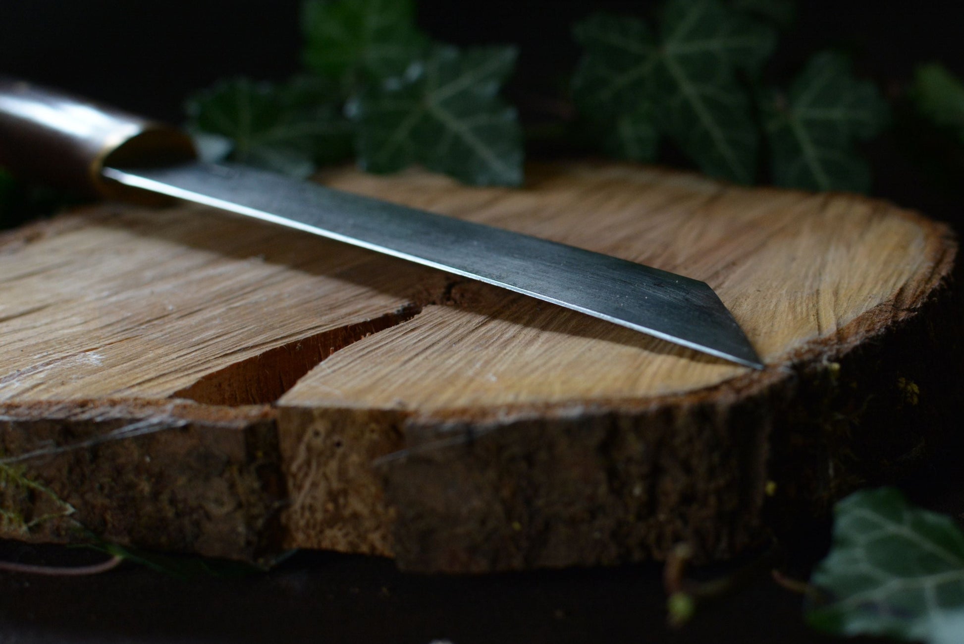 Scramasaxe forgé main acier XC75 - détail lame carbone long couteau germain scandinave