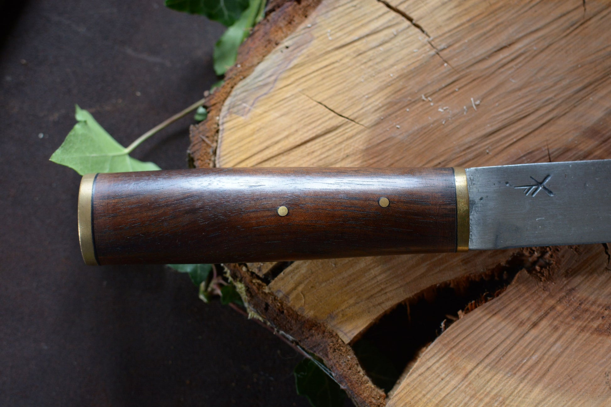 Scramasaxe forgé main acier XC75 - détail manche noyer US mitre laiton