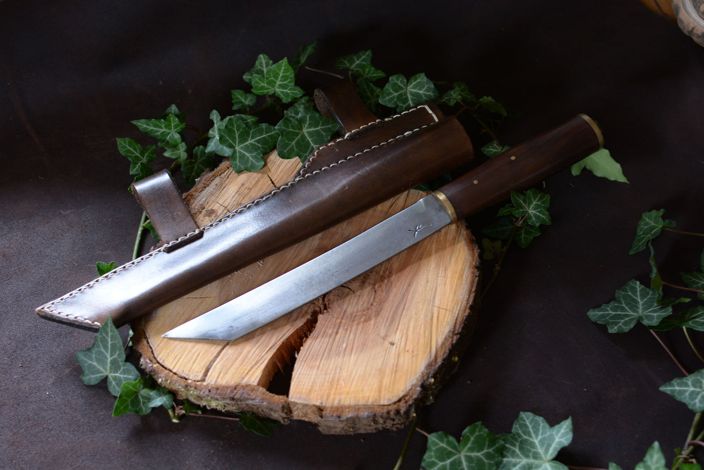Scramasaxe forgé main acier XC75 manche noyer US mitre pommeau laiton - vue de face avec étui cuir tannage végétal