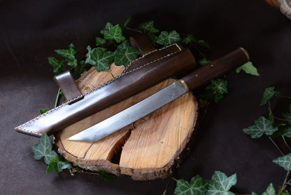 Scramasaxe forgé main acier XC75 manche noyer US mitre pommeau laiton - vue de face avec étui cuir tannage végétal