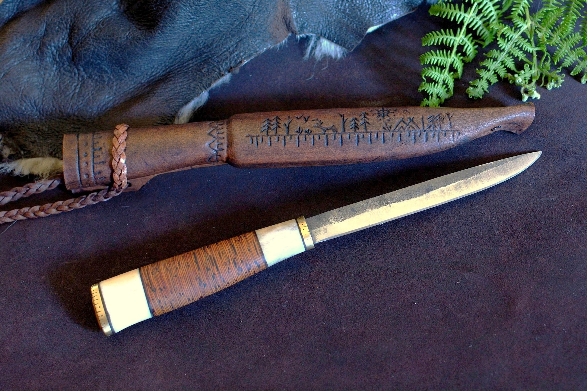 Puukko artisanal vue profil gauche — couteau scandinave forgé, manche bouleau et bois de cerf, étui cuir moulé — Forge Gardarson