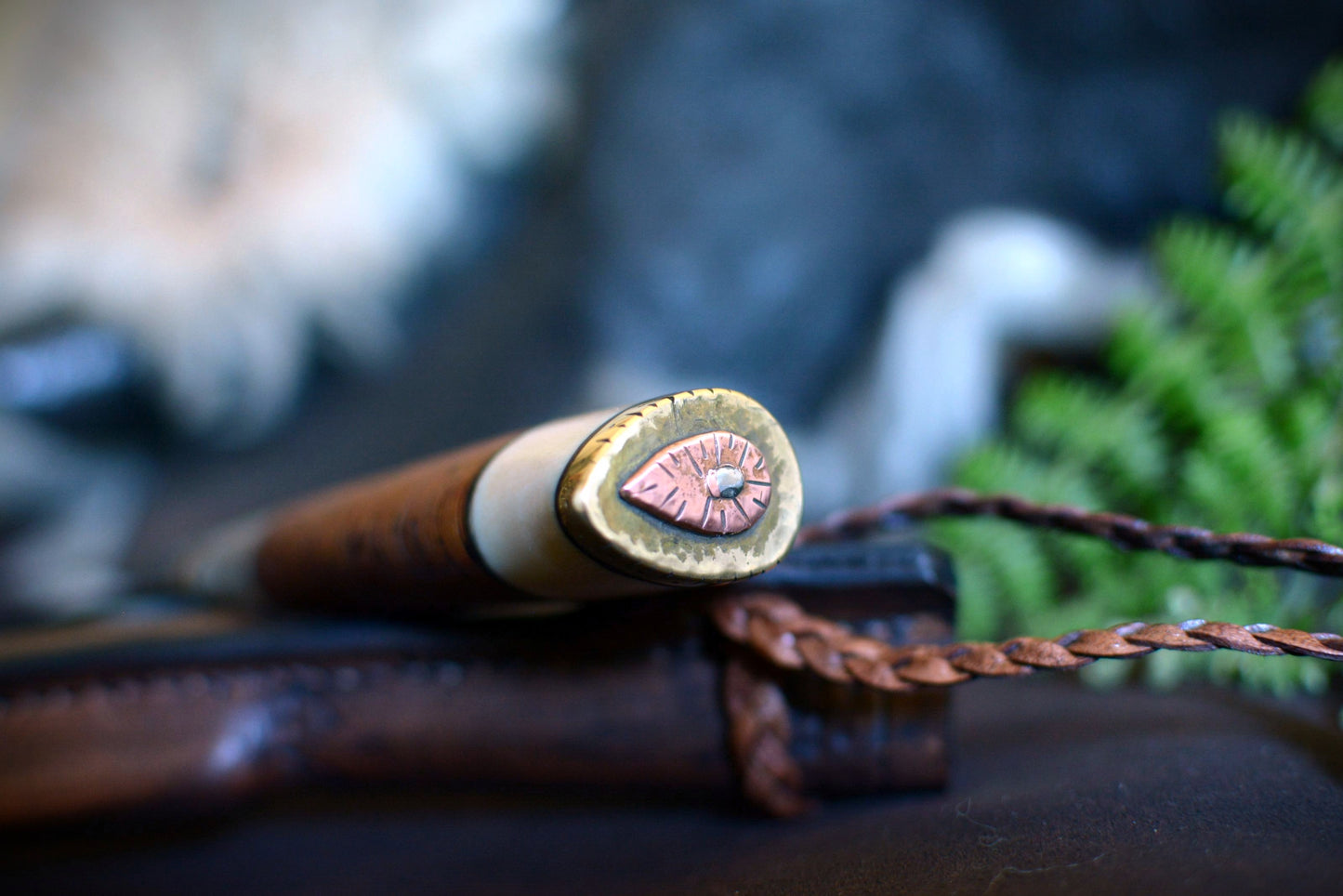 Détail pommeau puukko — laiton et cuivre guillochés faits main — coutellerie artisanale Forge Gardarson