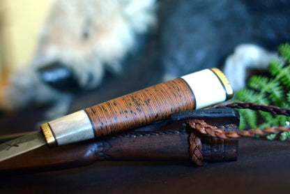Détail manche puukko — tranches d'écorce de bouleau et bois de cerf — couteau scandinave artisanal