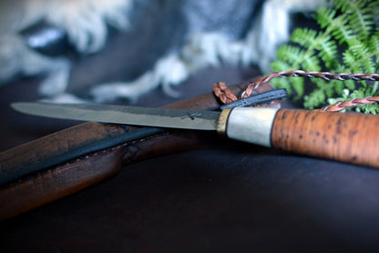 Détail tranchant lame puukko — acier carbone forgé au marteau — couteau bushcraft scandinave
