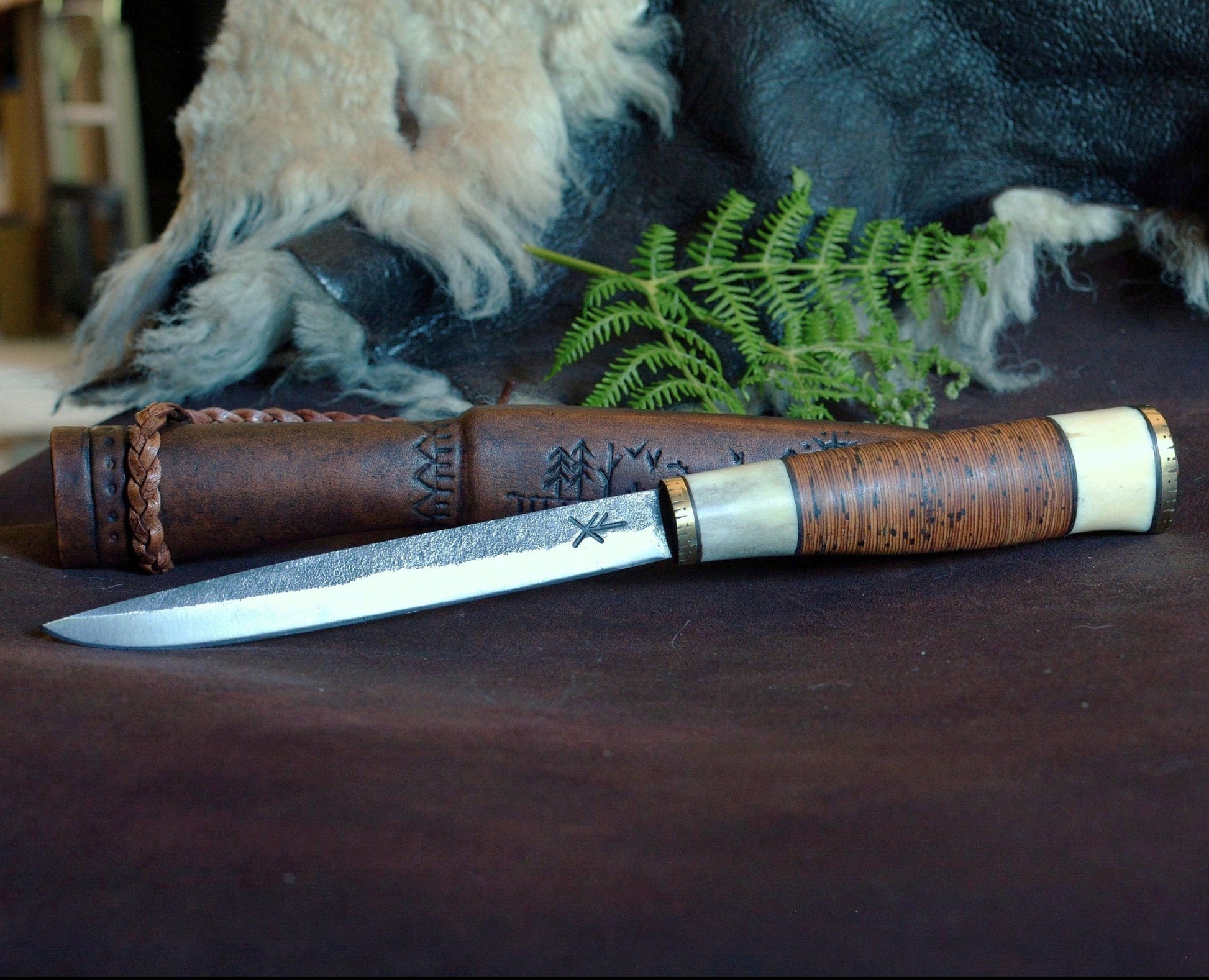 Puukko scandinave forgé main — lame acier carbone, manche écorce de bouleau et bois de cerf, gaine cuir — Forge Gardarson