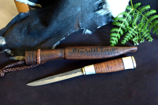 Puukko forgé à la main sur fond studio cuir et peau de mouton — couteau traditionnel nordique acier  — Forge Gardarson