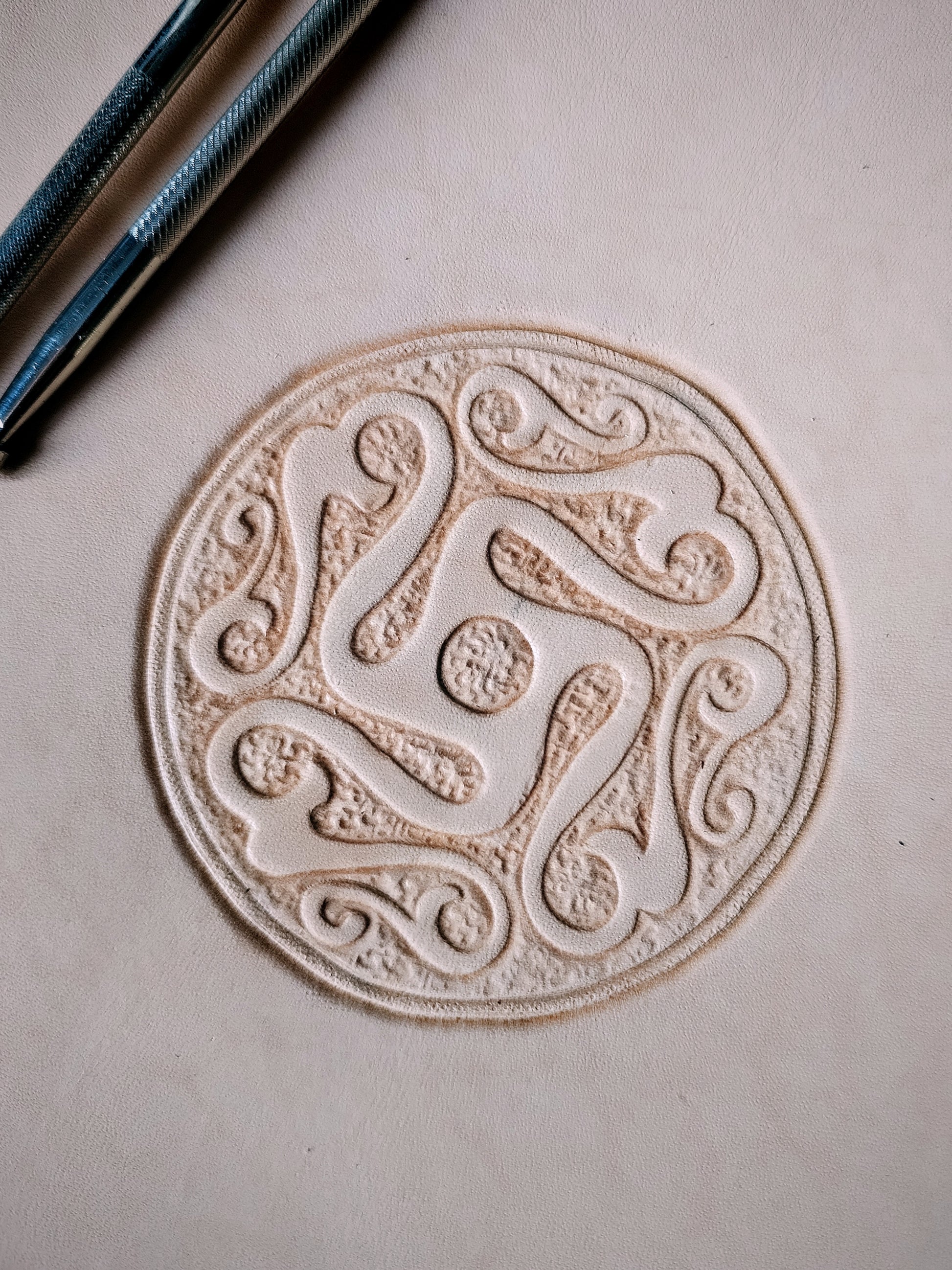Motif celtique sculpté à la main dans le cuir (repoussage) Amrod & Gardarson