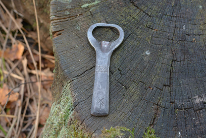 Décapsuleur forgé gravé n°1