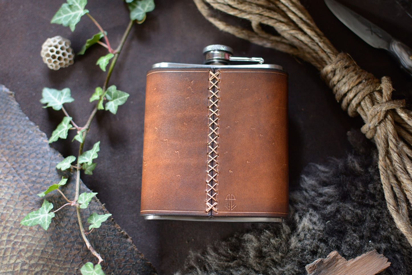 Flasque de poche cuir tannage végétal - dos avec laçage cuir cousu main - Amrod & Gardarson