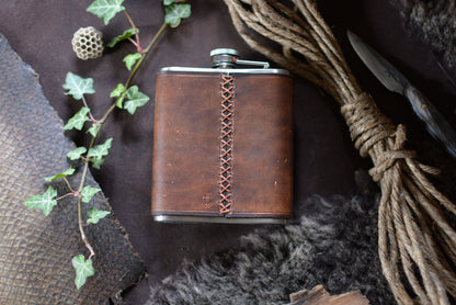 Flasque de poche cuir tannage végétal - dos avec laçage cuir cousu main - Amrod & Gardarson