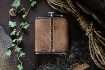 Flasque de poche cuir tannage végétal - dos avec laçage cuir cousu main - Amrod & Gardarson