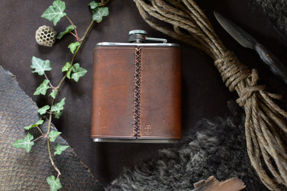 Flasque de poche cuir tannage végétal - dos avec laçage cuir cousu main - Amrod & Gardarson