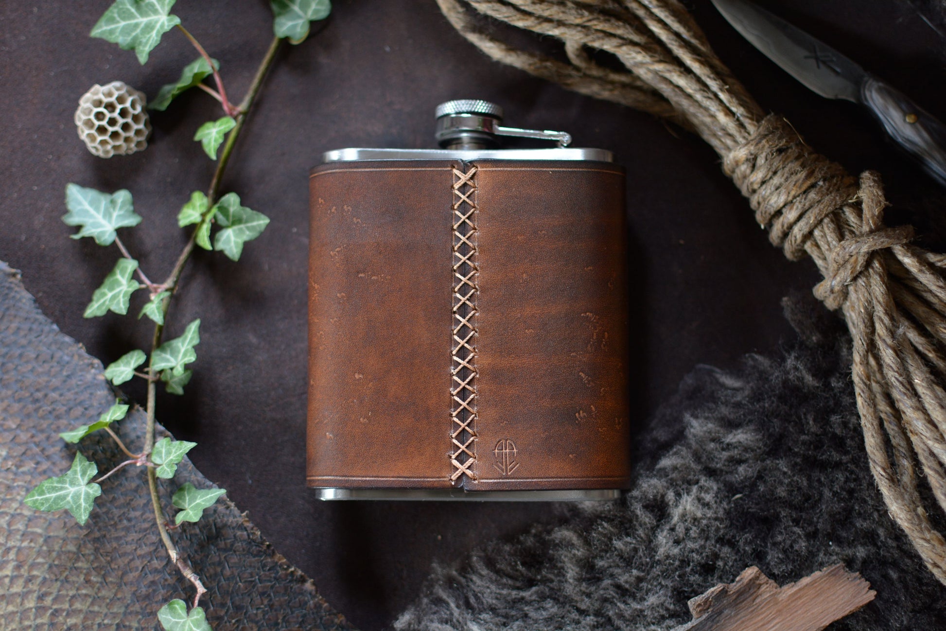 Flasque de poche cuir tannage végétal - dos avec laçage cuir cousu main - Amrod & Gardarson