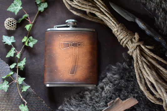 Flasque de poche inox et cuir tannage végétal motif tomahawk sculpté - vue de face - Amrod & Gardarson

